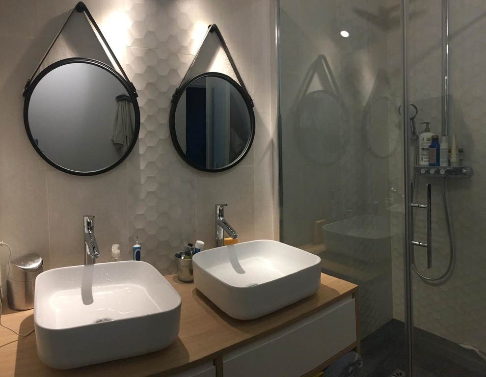 This is an example of a scandinavian bathroom in Paris.