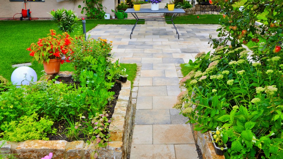 Mittelgroße, Halbschattige Klassische Gartenmauer neben dem Haus in Sonstige