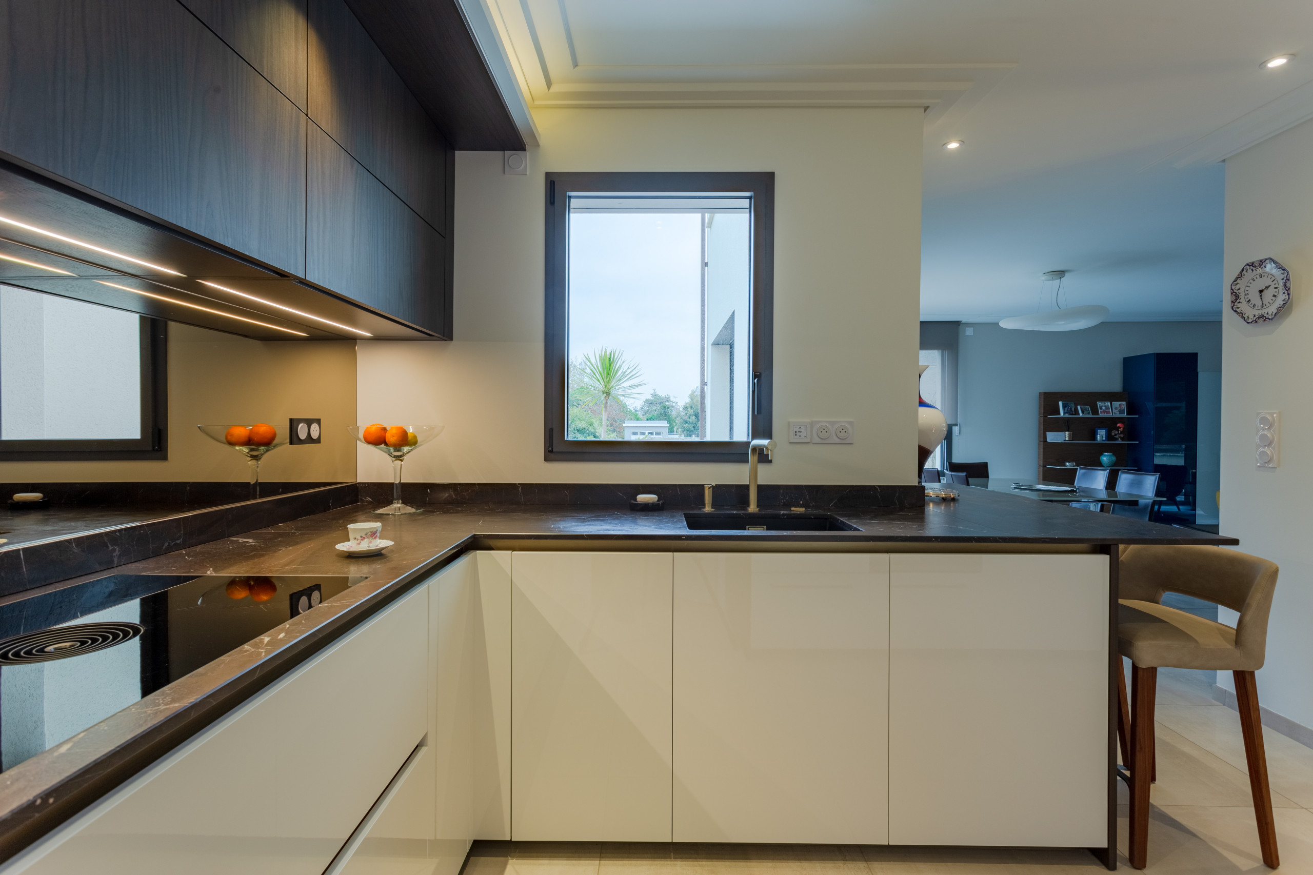 Création d'une cuisine chic dans une maison contemporaine aux finitions soignées