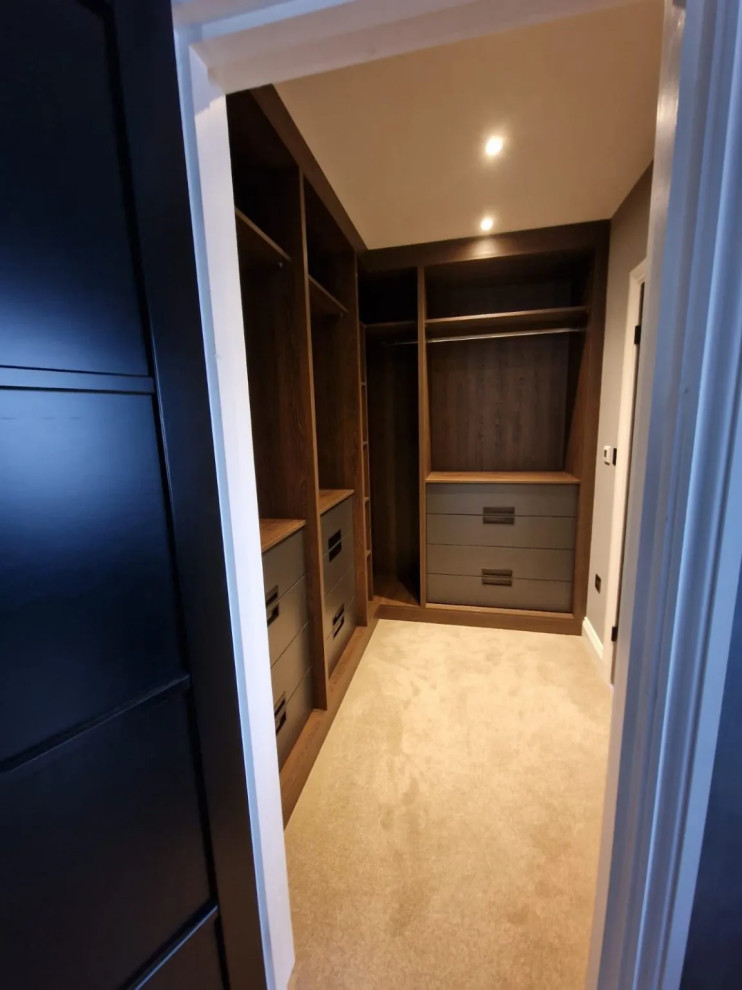 Foto di una piccola cabina armadio minimalista con nessun'anta e ante in legno scuro