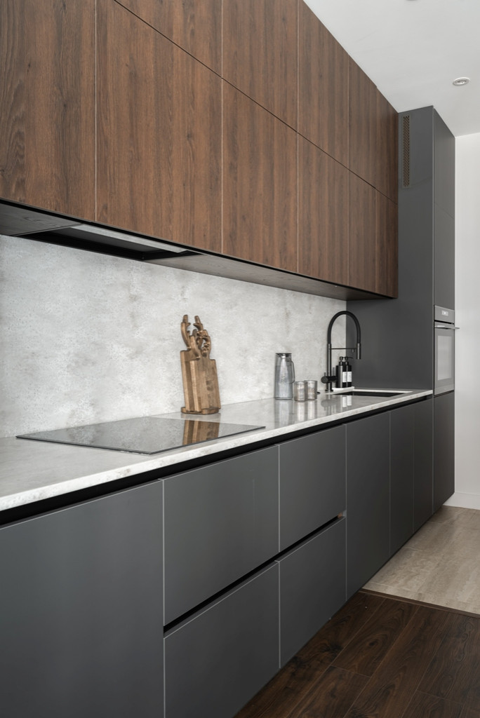 Городская квартира с продуманным дизайном и камином в ТВ тумбе