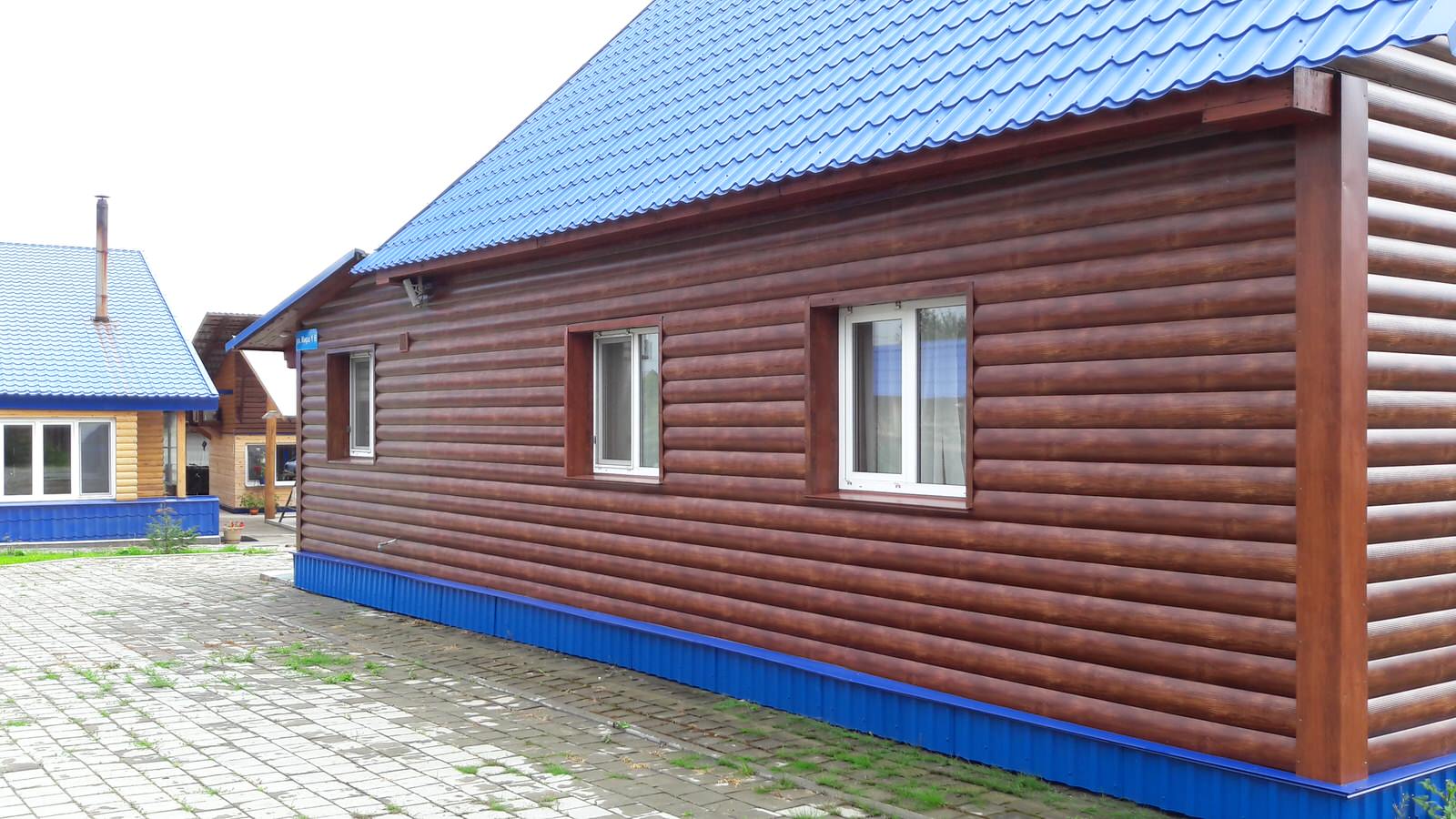 Деревянный дом с фасадом из металического сайдинга, баня с бассейном.