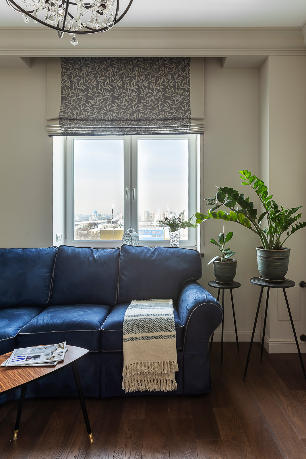 Римская штора в зоне гостиной