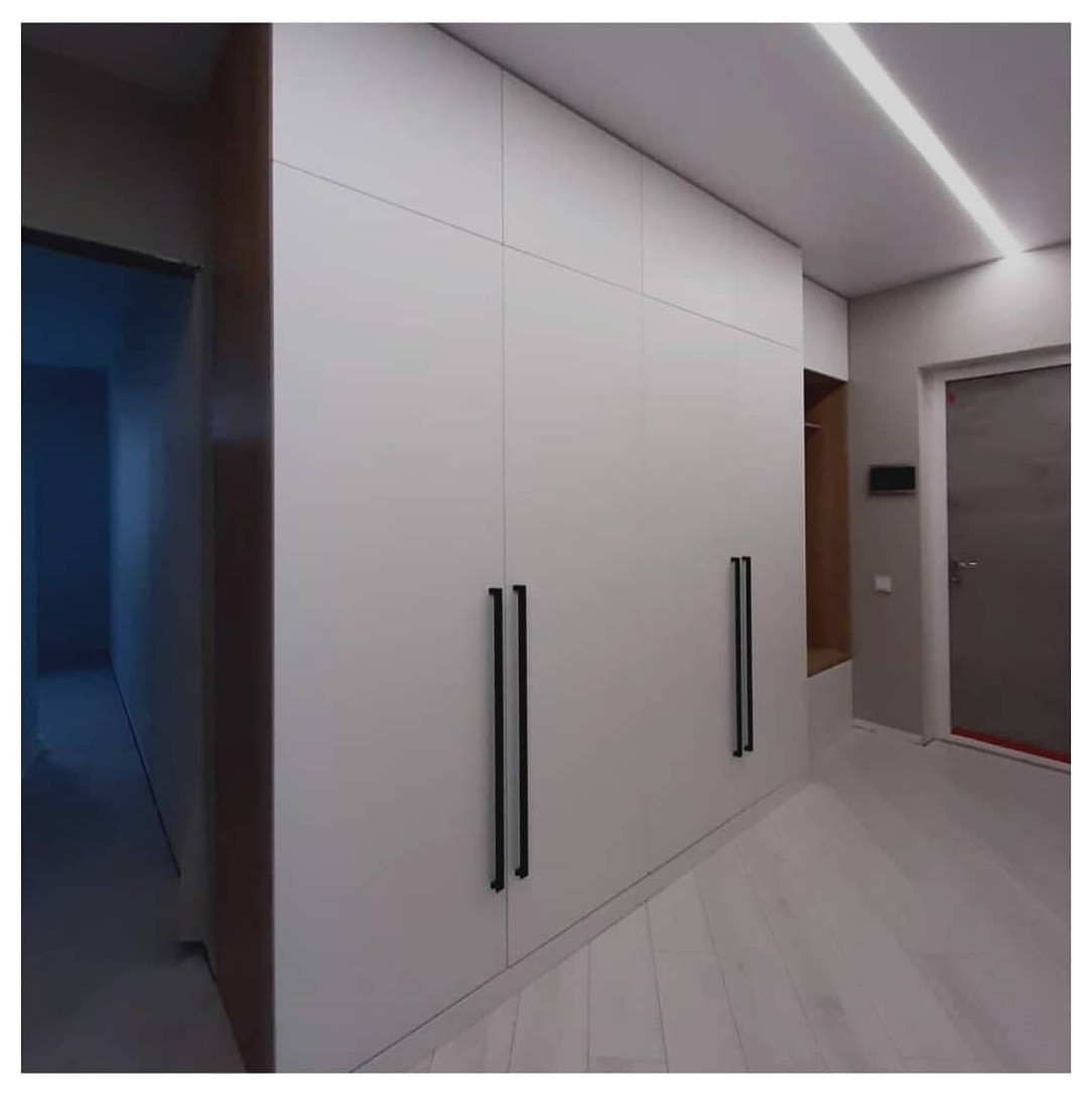 Прихожая в белом цвете