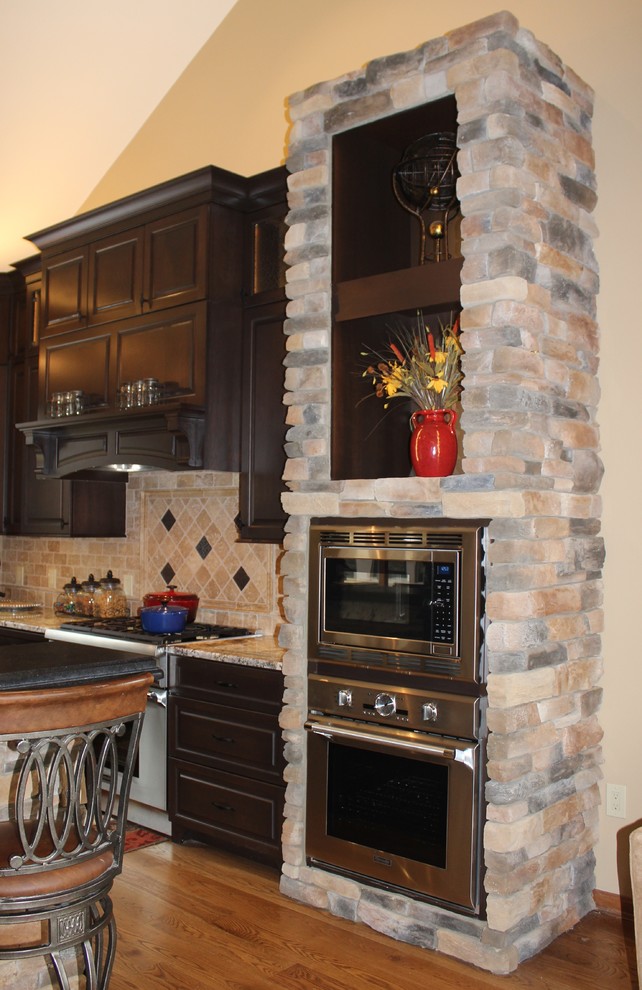 Example of a transitional kitchen design in Cincinnati