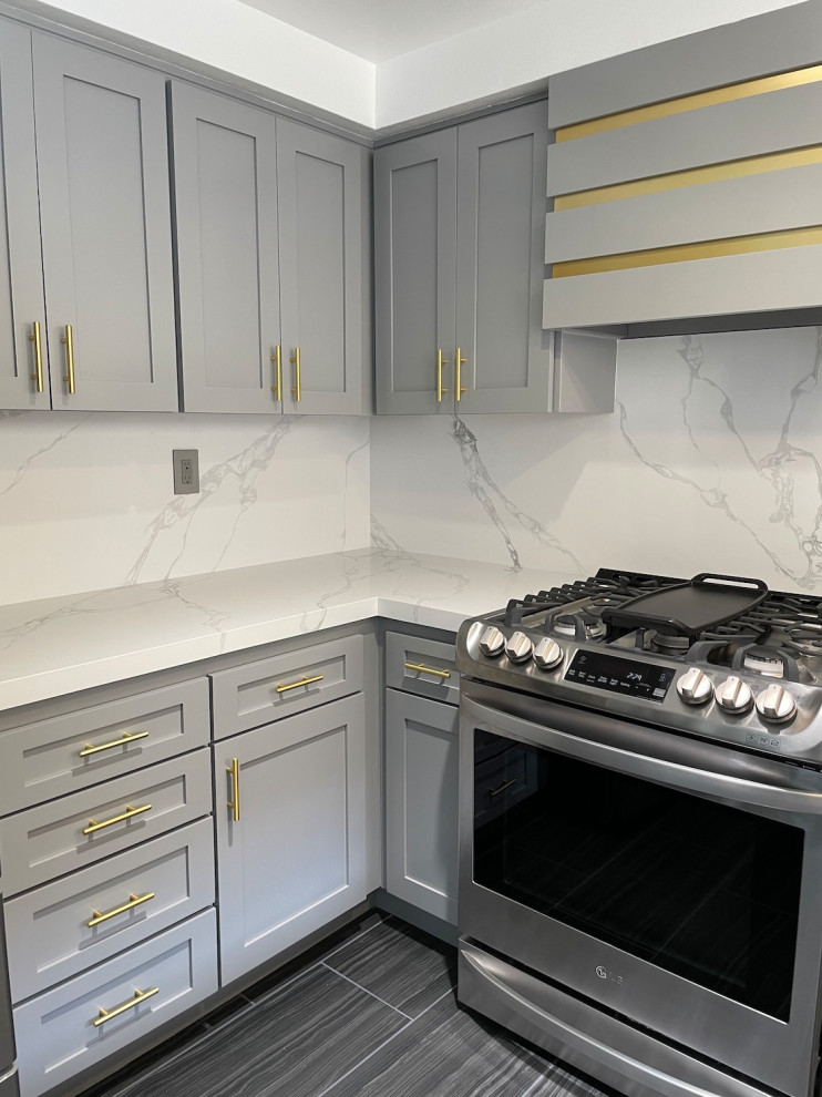 Idéer för att renovera ett litet funkis vit vitt kök, med en dubbel diskho, skåp i shakerstil, grå skåp, bänkskiva i kvarts, vitt stänkskydd, färgglada vitvaror, klinkergolv i porslin och blått golv