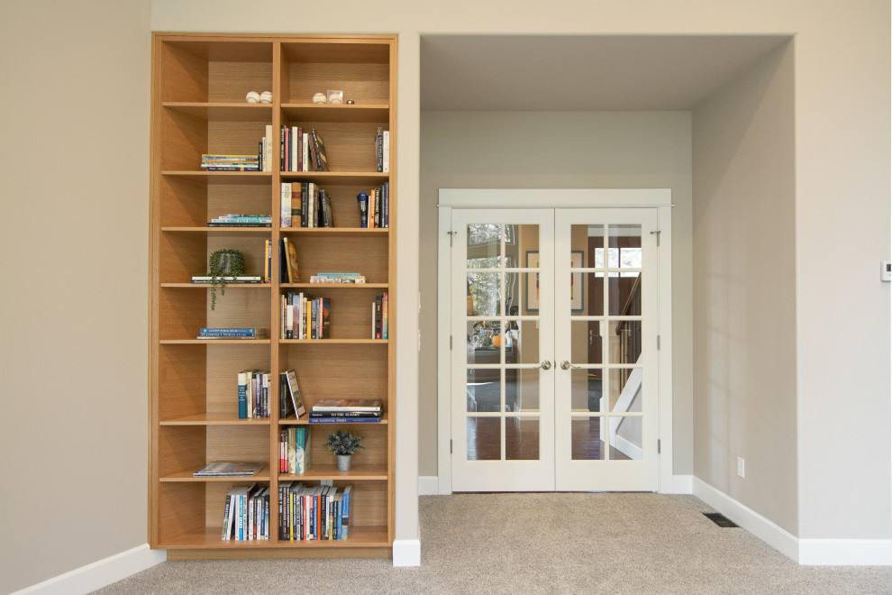 Ispirazione per un soggiorno design di medie dimensioni con libreria, pareti grigie, moquette, parete attrezzata e pavimento grigio