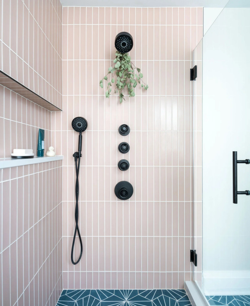 Источник вдохновения для домашнего уюта: ванная комната в современном стиле с розовой плиткой и стеклянной плиткой