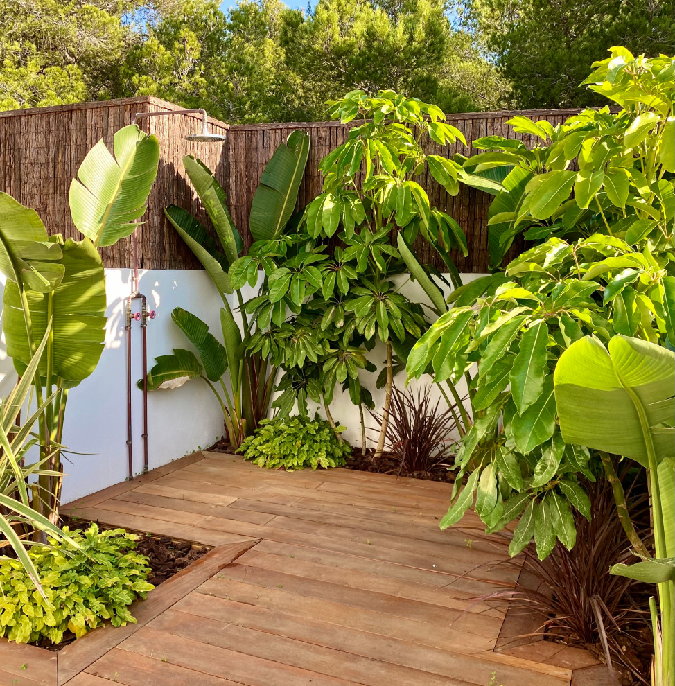 Idee per un giardino mediterraneo esposto a mezz'ombra in estate con recinzione in legno