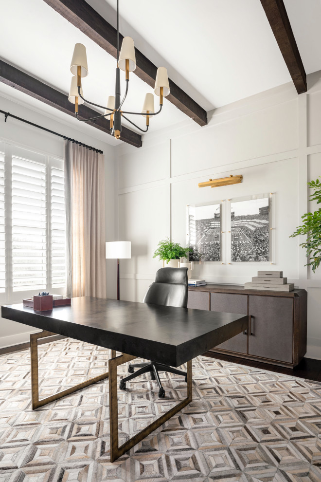 Imagen de despacho clásico renovado de tamaño medio con paredes grises, suelo de madera oscura, escritorio independiente, vigas vistas y panelado