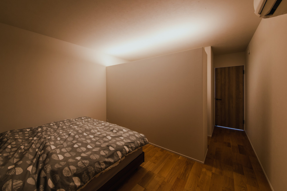 Country Hauptschlafzimmer ohne Kamin mit weißer Wandfarbe, braunem Holzboden, braunem Boden, Tapetendecke und Tapetenwänden in Sonstige