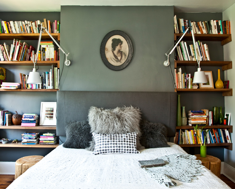 Imagen de dormitorio principal bohemio de tamaño medio con paredes grises y suelo de madera en tonos medios