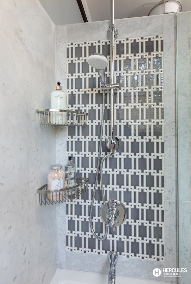 Источник вдохновения для домашнего уюта: ванная комната среднего размера в стиле модернизм с ванной в нише, душем над ванной, серой плиткой, керамогранитной плиткой, серыми стенами и панелями на стенах