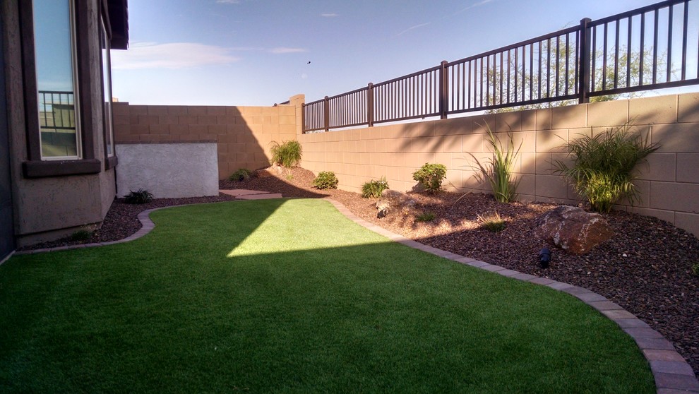 Inspiration for a small traditional backyard partial sun xeriscape in Phoenix with brick pavers.