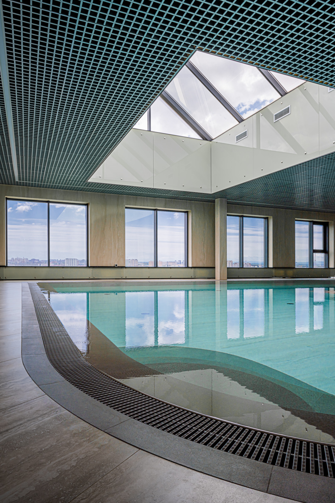 Плавательный бассейн на 17 этаже жилого здания