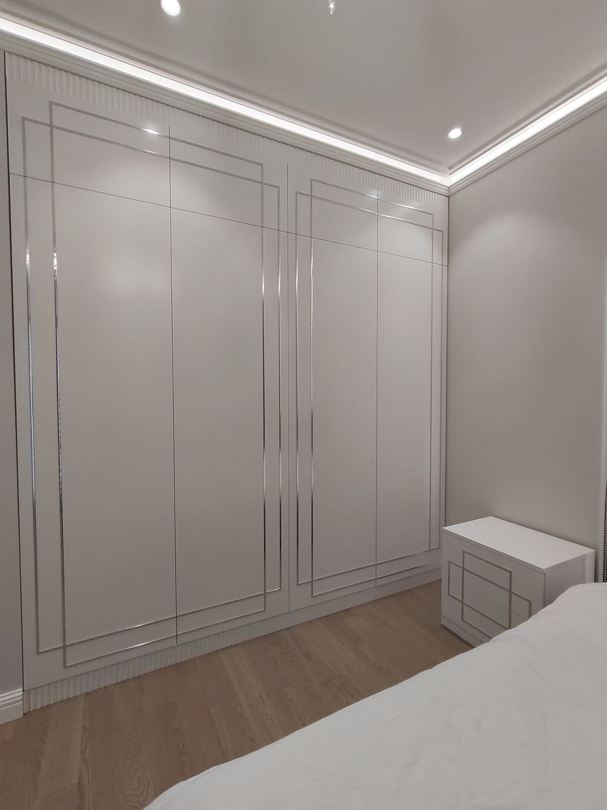 Шкаф распашной.