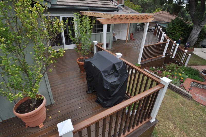 Example of a transitional home design design in Los Angeles