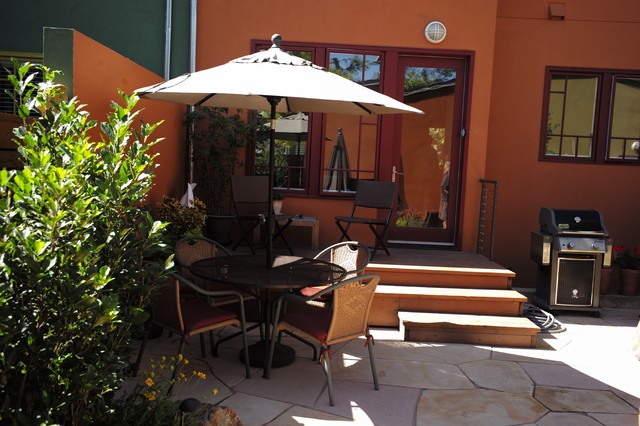 Manageable, No mower required. contemporaneo-giardino