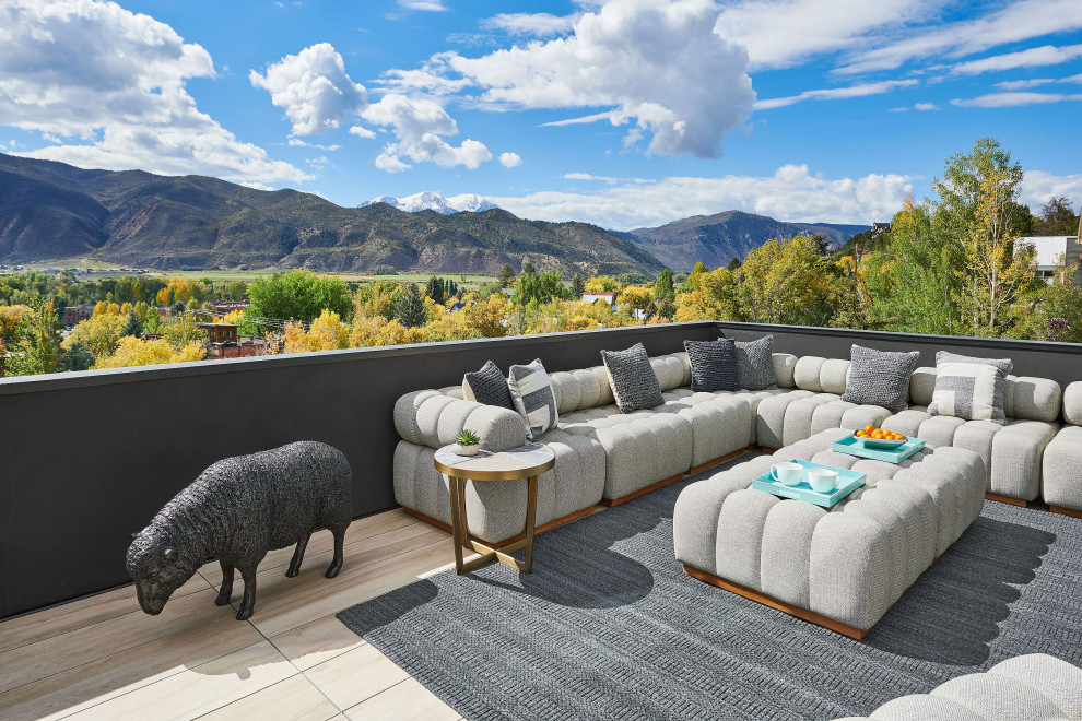 Design ideas for a large contemporary deck in Denver.