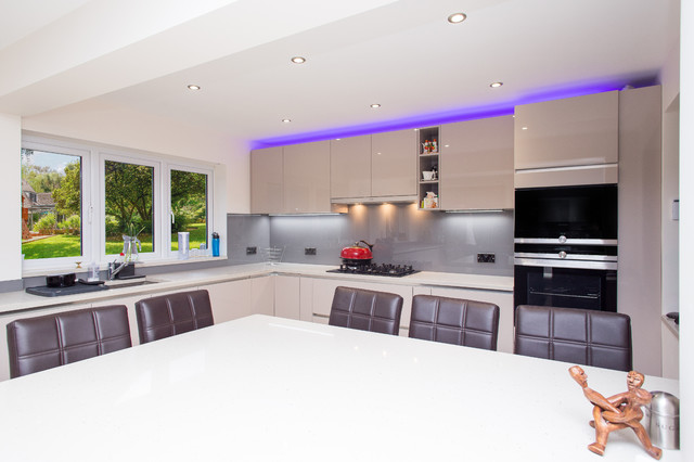 Magnolia Matt Lacquer Handless Modern German Kitchen moderne-koekken