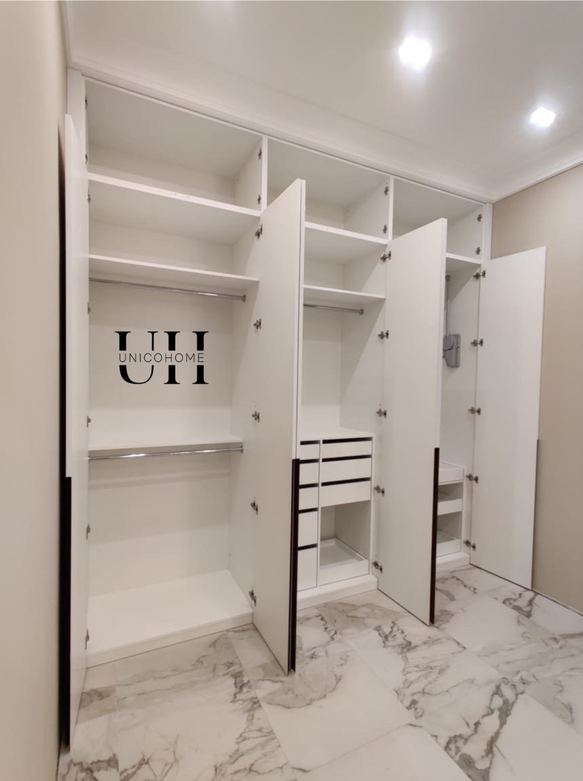 Большой встроенный шкаф в прихожей