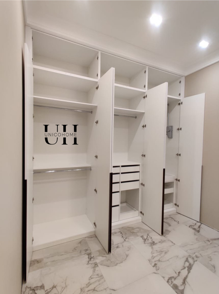 Большой встроенный шкаф в прихожей