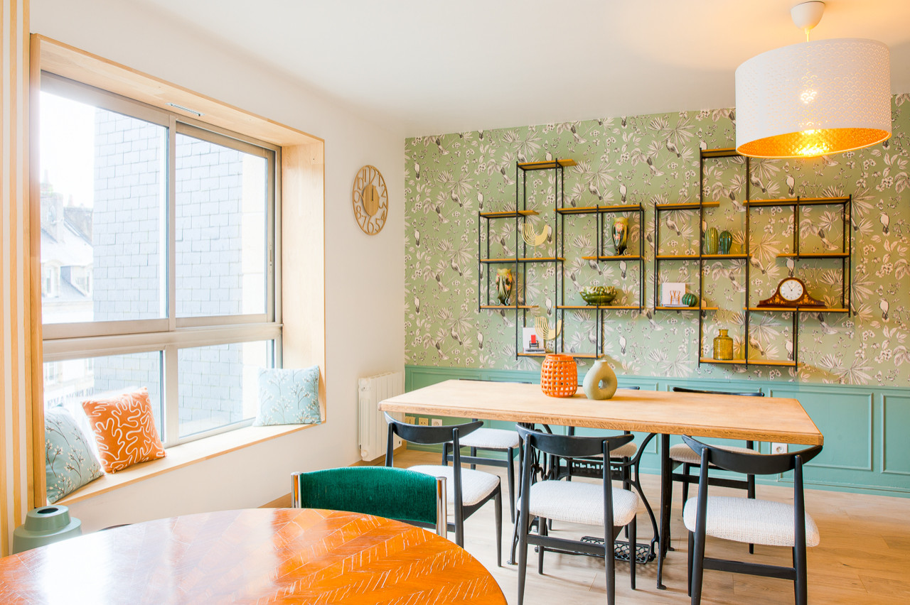 Studio ouvert aux tonalités de vert, bois et noir (Quimper)