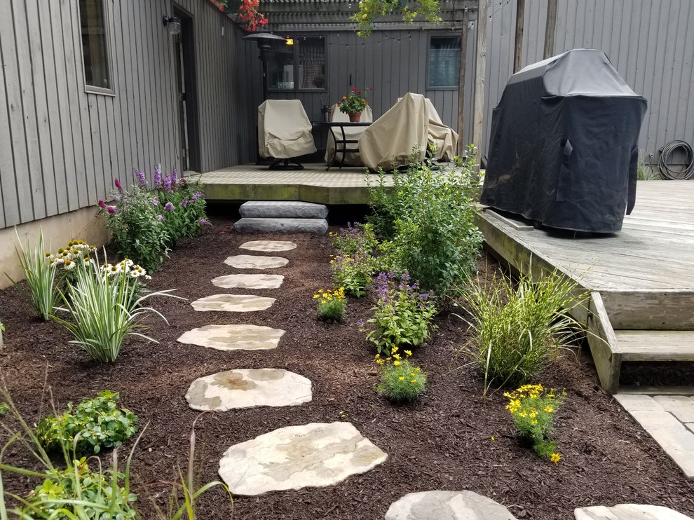 Design ideas for a transitional full sun backyard mulch landscaping.