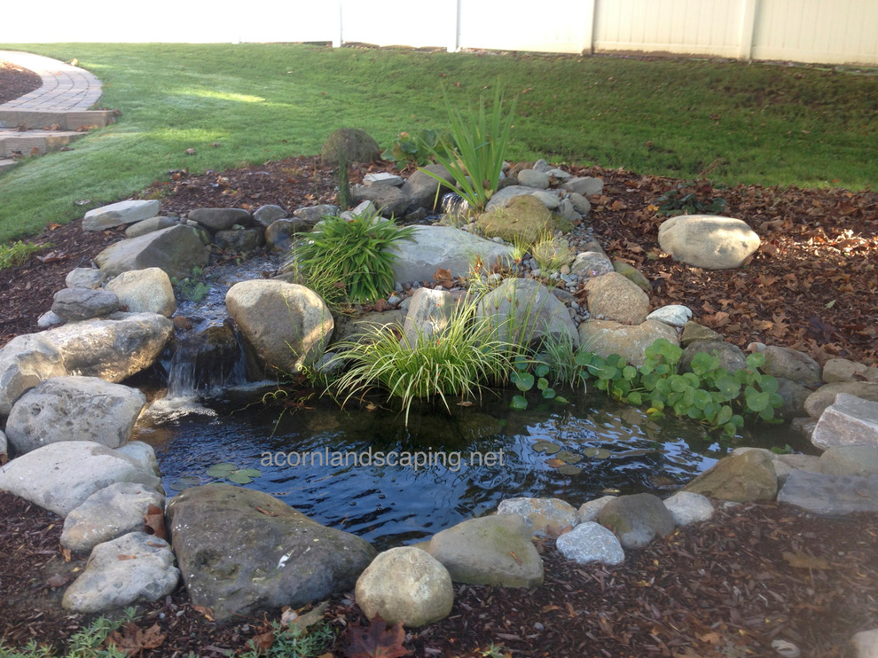 Inspiration for a traditional landscaping in New York.
