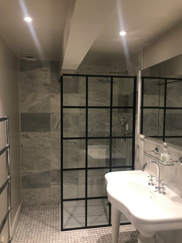 Idéer för att renovera ett mellanstort funkis badrum med dusch, med en öppen dusch, en toalettstol med hel cisternkåpa, vita väggar, mosaikgolv, vitt golv och med dusch som är öppen
