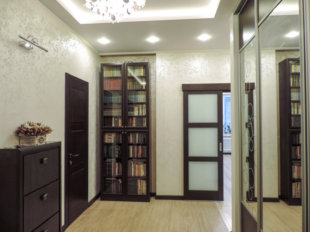 Inspiration pour un vestibule traditionnel de taille moyenne avec un mur beige, sol en stratifié, une porte simple, une porte marron, un sol beige et un plafond décaissé.