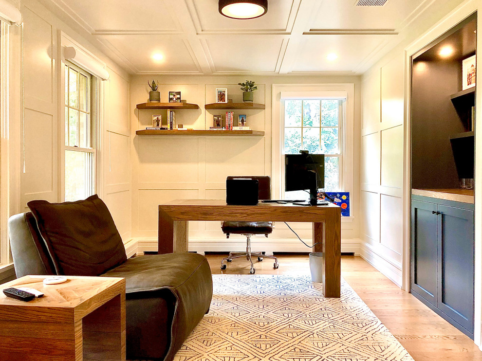 Inspiration pour un bureau bohème de taille moyenne avec un mur blanc, un bureau indépendant, un sol beige, un plafond à caissons, du lambris et un sol en bois brun.