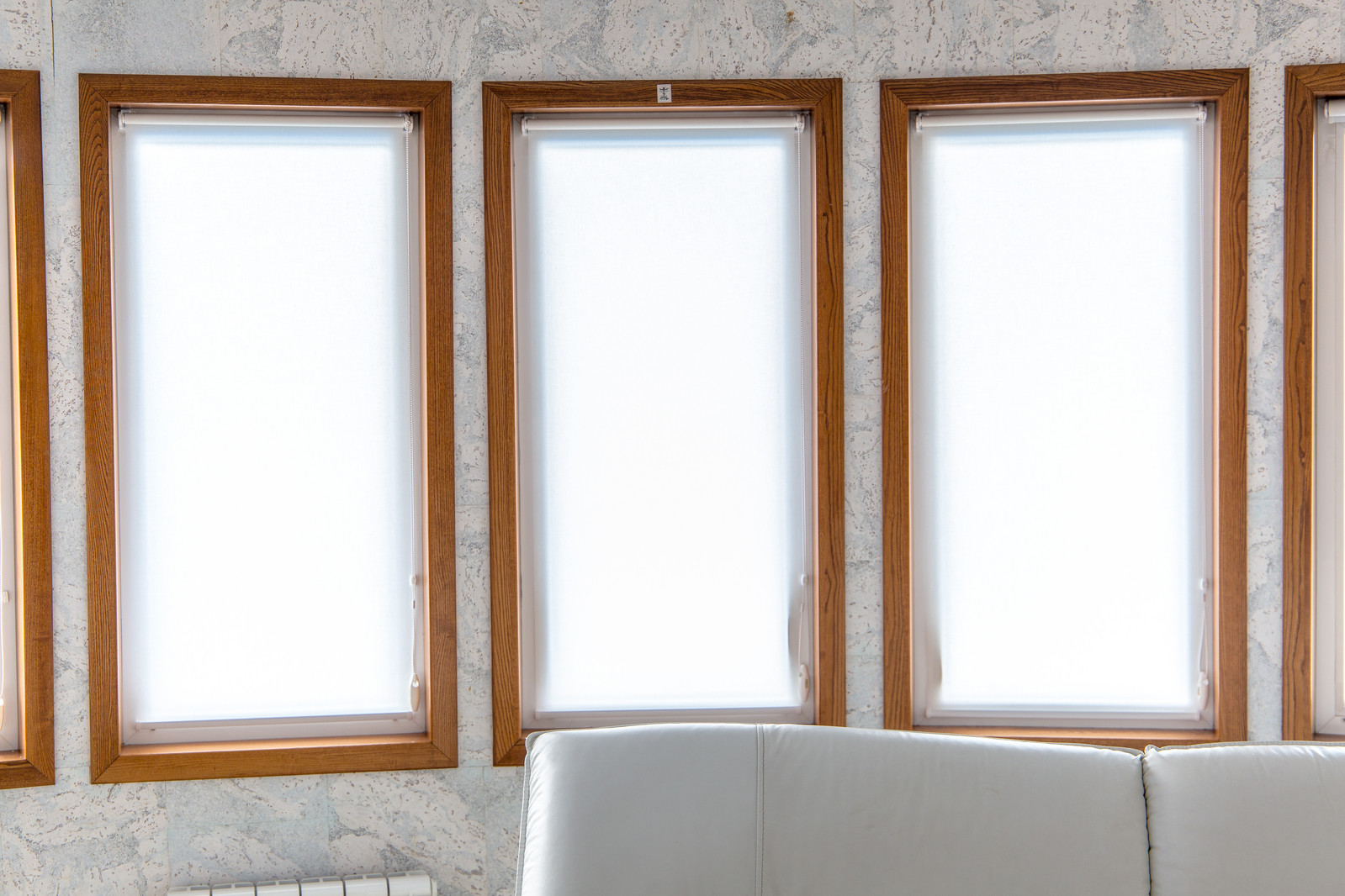 Рулонные шторы на створку окна. Проект на Яхте