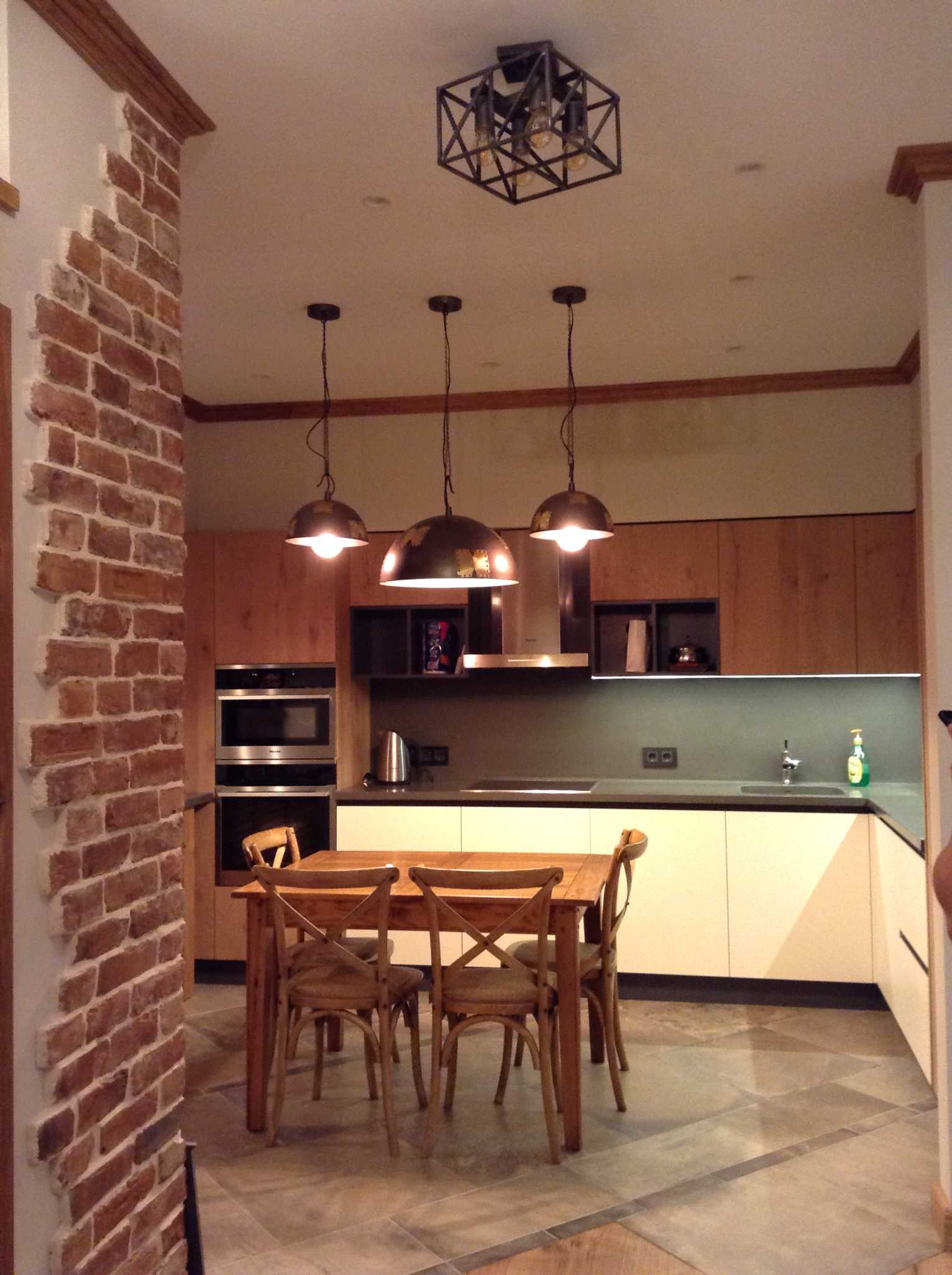 Кирпич и дерево