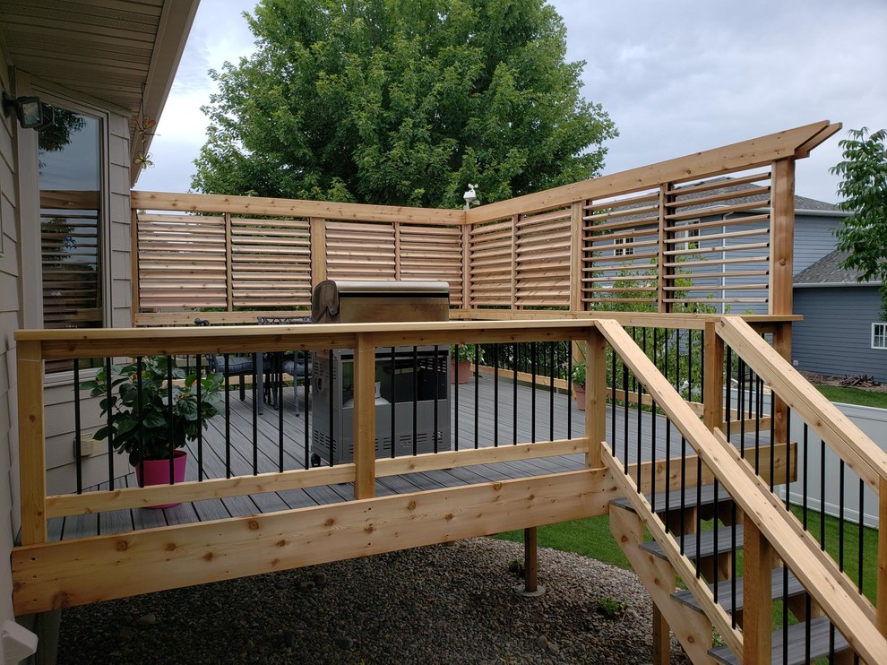 This is an example of a mid-sized traditional backyard deck in Toronto.