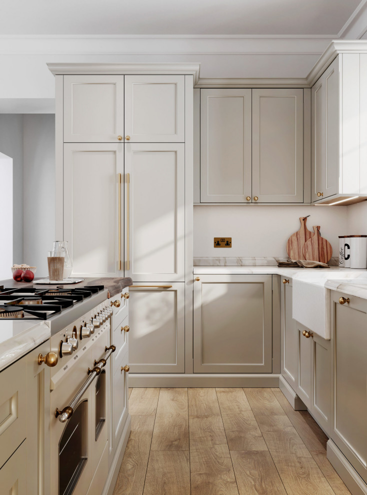 Inspiration för ett avskilt, stort vintage vit vitt l-kök, med grå skåp, marmorbänkskiva, vitt stänkskydd, en köksö och beiget golv