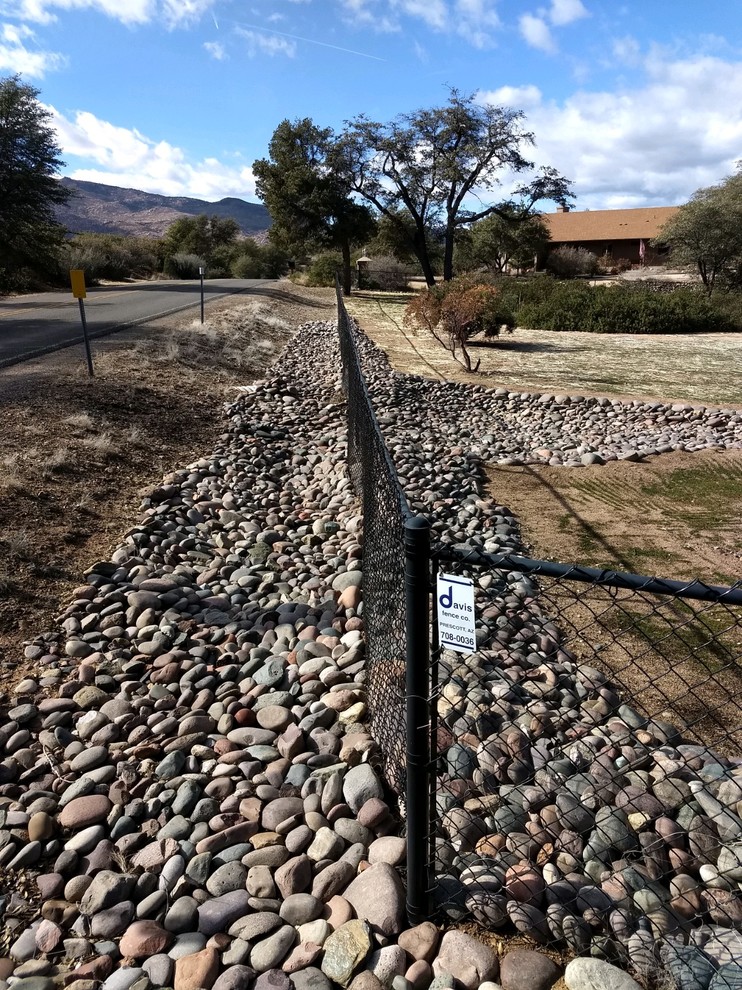 Inspiration for a large traditional partial sun front yard gravel driveway in Phoenix.