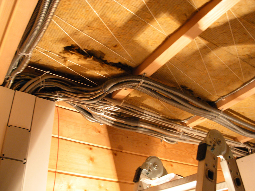 Скрытая электропроводка в деревянном доме из бруса