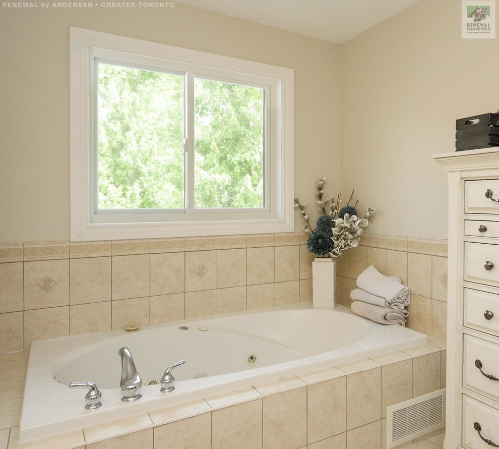 Exempel på ett stort vit vitt en-suite badrum, med en jacuzzi, en dubbeldusch, en toalettstol med separat cisternkåpa, beige kakel, keramikplattor, beige väggar, klinkergolv i keramik, granitbänkskiva, beiget golv och dusch med gångjärnsdörr