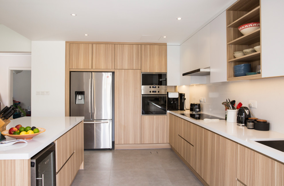 Immagine di una cucina design di medie dimensioni con ante lisce, ante in legno chiaro, top in quarzo composito, paraspruzzi bianco e top bianco