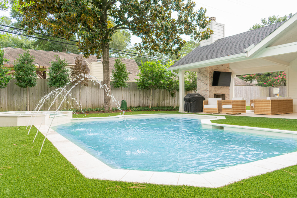 Imagen de piscina retro de tamaño medio tipo riñón en patio trasero con suelo de baldosas