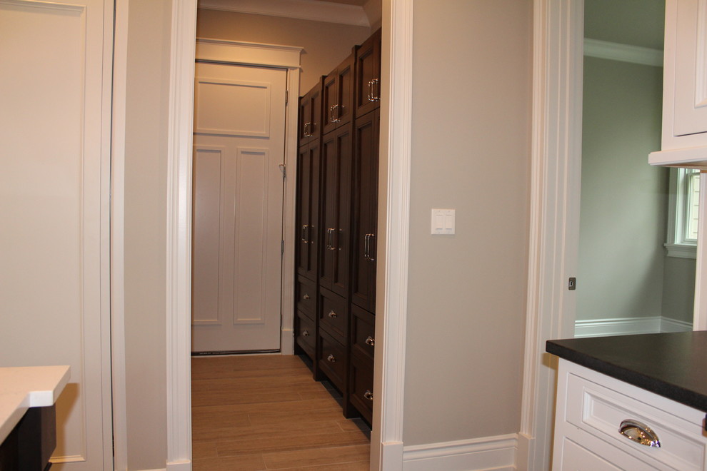 Example of a transitional entryway design in Chicago