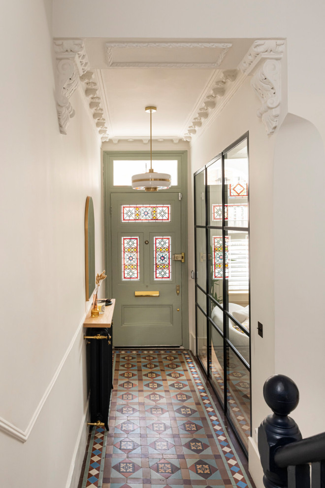 Источник вдохновения для домашнего уюта: коридор среднего размера в викторианском стиле с бежевыми стенами, полом из керамической плитки и бежевым полом
