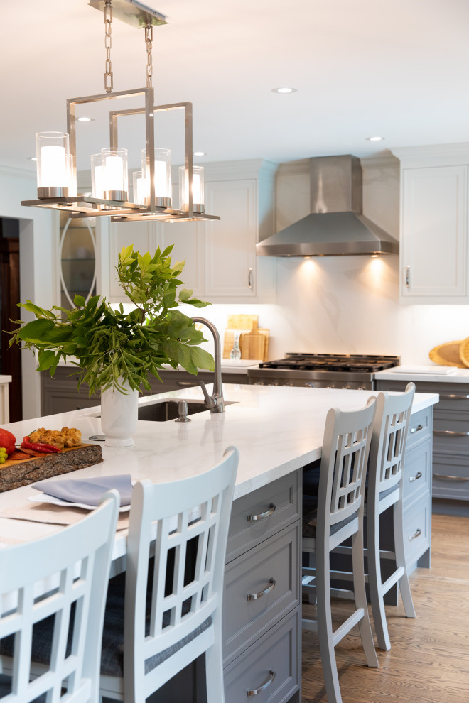 Kitchen - transitional kitchen idea in Toronto