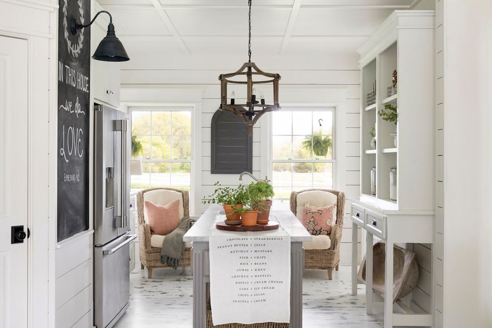 Inspiration for a country home design remodel in Minneapolis