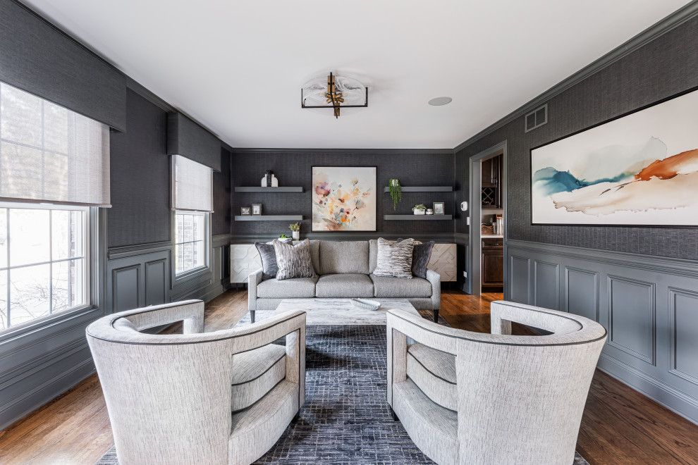 Свежая идея для дизайна: изолированная гостиная комната среднего размера в стиле неоклассика (современная классика) с серыми стенами и обоями на стенах - отличное фото интерьера