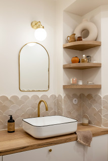 accessoires salle de bain bambou et céramique blanche  Salle de bain en  bambou, Accessoires salle de bain, Salle de bains moderne
