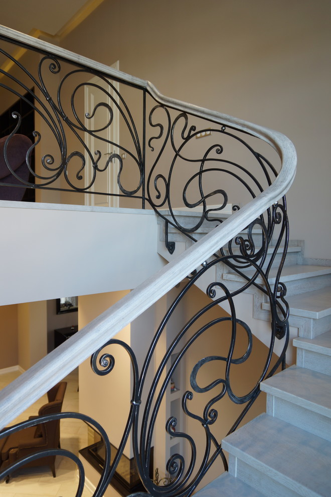 Кованное перильное ограждение в котеджном поселке Онегино