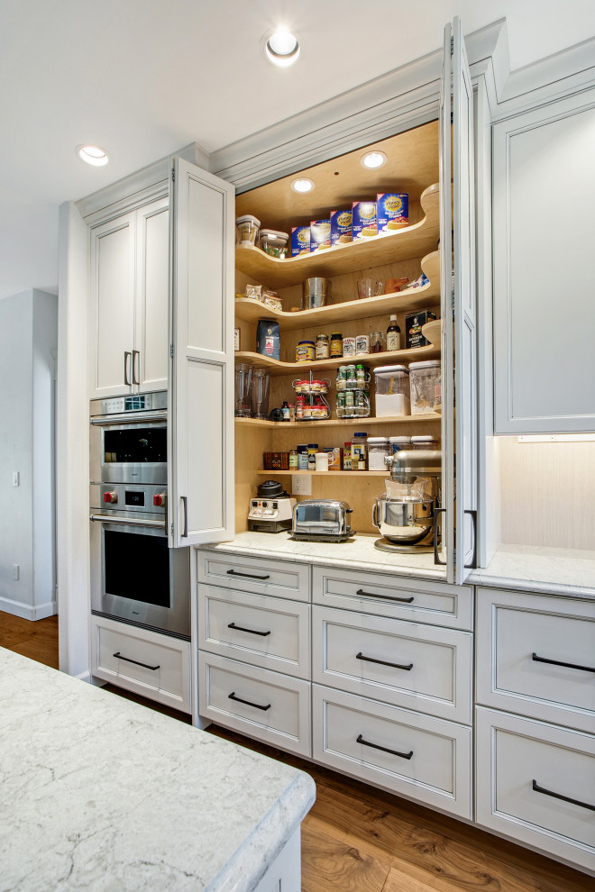 シアトルにある高級な広いコンテンポラリースタイルのおしゃれなキッチン (シェーカースタイル扉のキャビネット、白いキャビネット、クオーツストーンカウンター、白いキッチンカウンター) の写真