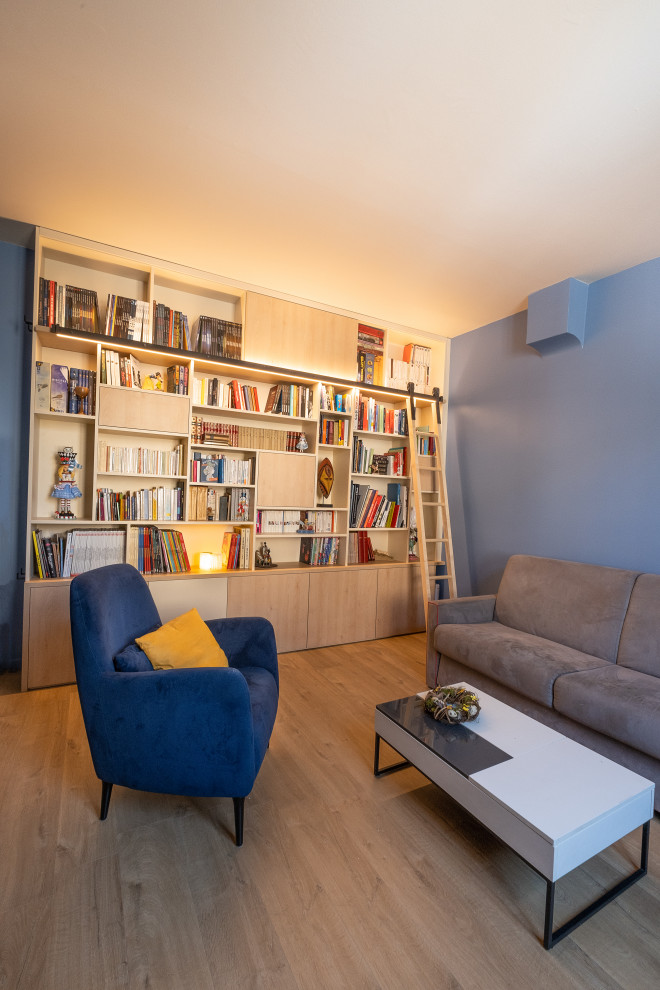 Идея дизайна: большая изолированная гостиная комната в современном стиле с с книжными шкафами и полками, синими стенами, паркетным полом среднего тона и коричневым полом
